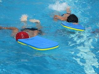 ビート板でばた足の練習。