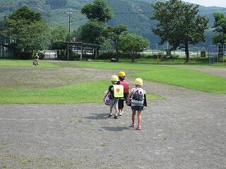 家路につく子どもたち。