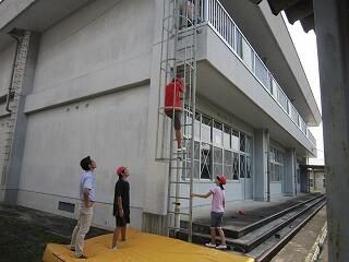 お手本をしめす６年生。