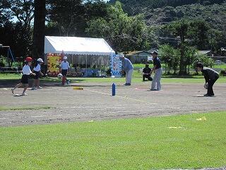 児童と高齢者との団技。