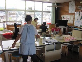 洗濯したハチマキにアイロンがけ。