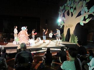 劇に出演する子どもたち。