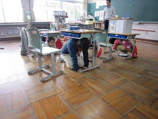 シェイクアウト訓練の様子。