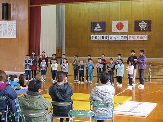 手話をまじえた全校合唱。