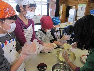 おにぎりづくり。