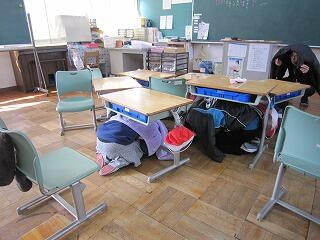 机の下に避難。