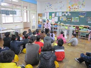 地域の方からお話を聞く。