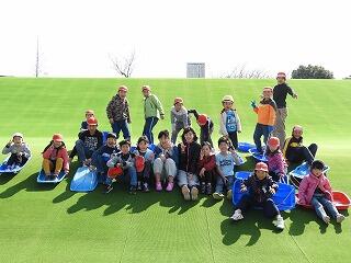 みんなで草スキー。