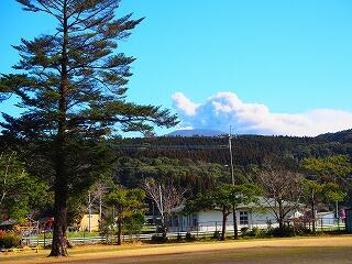学校から見た新燃岳噴火の様子。