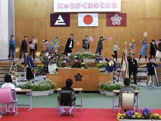 在校生の歓迎の歌と踊り