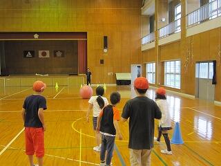 体育館でさんかくコーンボーリング