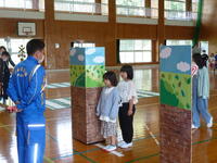 見通しが悪いところは止まって確認！