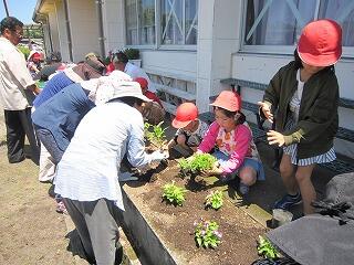 地域のみなさんといっしょに花の苗植え。