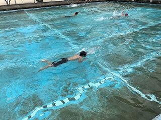 水泳の練習。