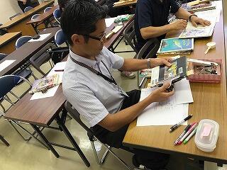 本の修理の実技研修のようす。