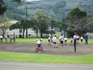みんなで一輪車の練習。