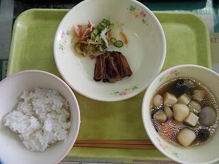 うなぎのかば焼きがおかず。