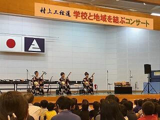 迫力ある津軽三味線の演奏