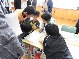 異分母のたし算の仕方を話し合う子どもたち。