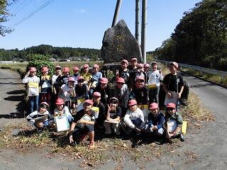 拓魂の碑の前で。