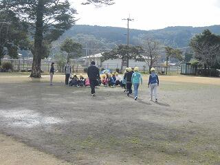 運動場への避難の練習。