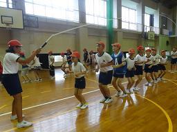 室内オリンピックの大縄とび