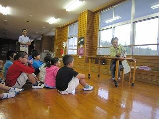 読み聞かせのようす