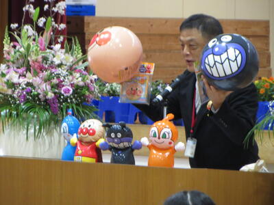 校長先生のお話にアンパンマンも登場しました。
