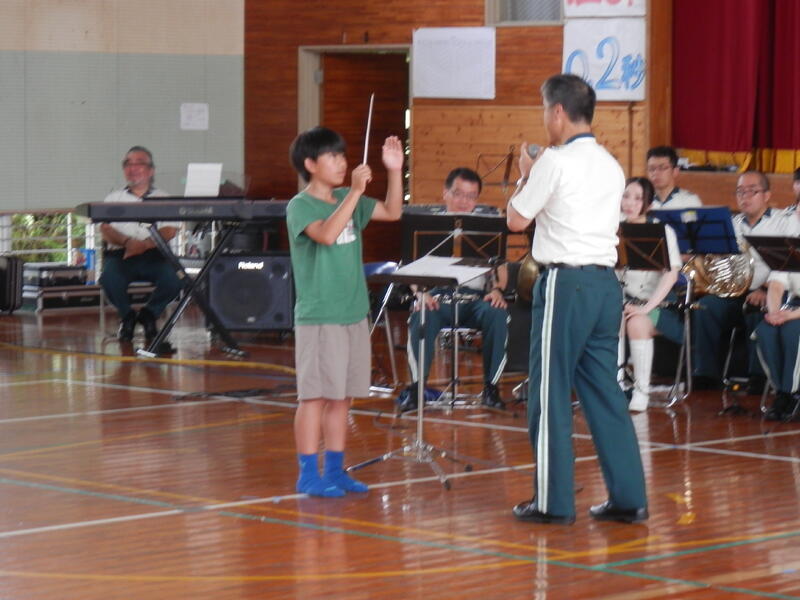 児童代表が指揮の練習をする様子