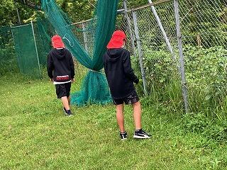 材料を探す児童