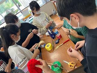 筆を作る児童たち