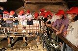 古墳の中で話を聞く児童