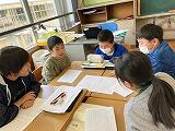 話し合う児童