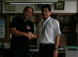 大谷選手と握手する校長先生