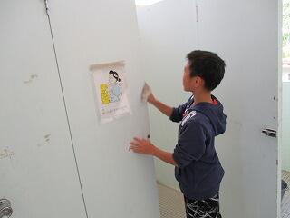 清掃に取り組む6年生