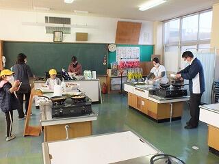 お芋揚げる先生方