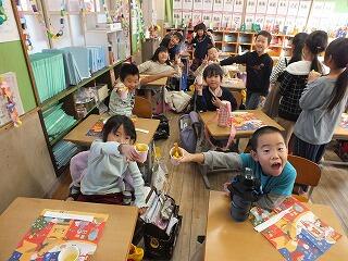 お芋をいただく子ども達