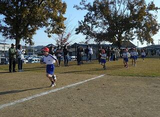 応援する保護者の前を走る子ども達