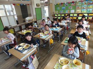 給食を食べる１年生