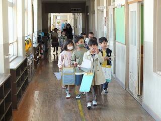 ろうかを歩く１・２年