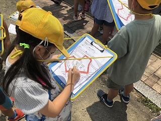 地図記号を書き込む子ども１