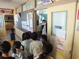 職員室前で説明