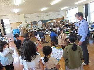 理科室を見る１年生