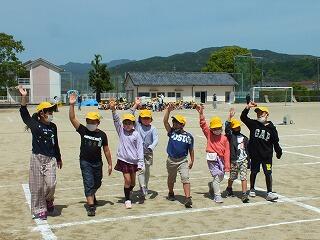 登校班で横断の練習