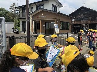 地図記号を書き込む子ども２