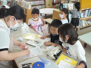 ビンゴのスタンプを押してもらう児童