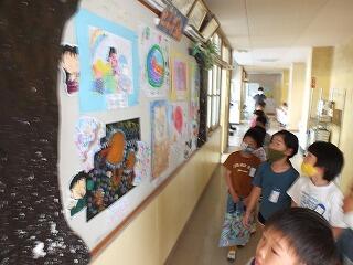 作品を見る子ども達