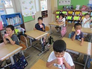 梅ジュースを飲むみんな 梅ジュースを飲むみんな