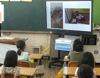 動画視聴する子ども達