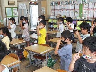 目の体操をする子ども達